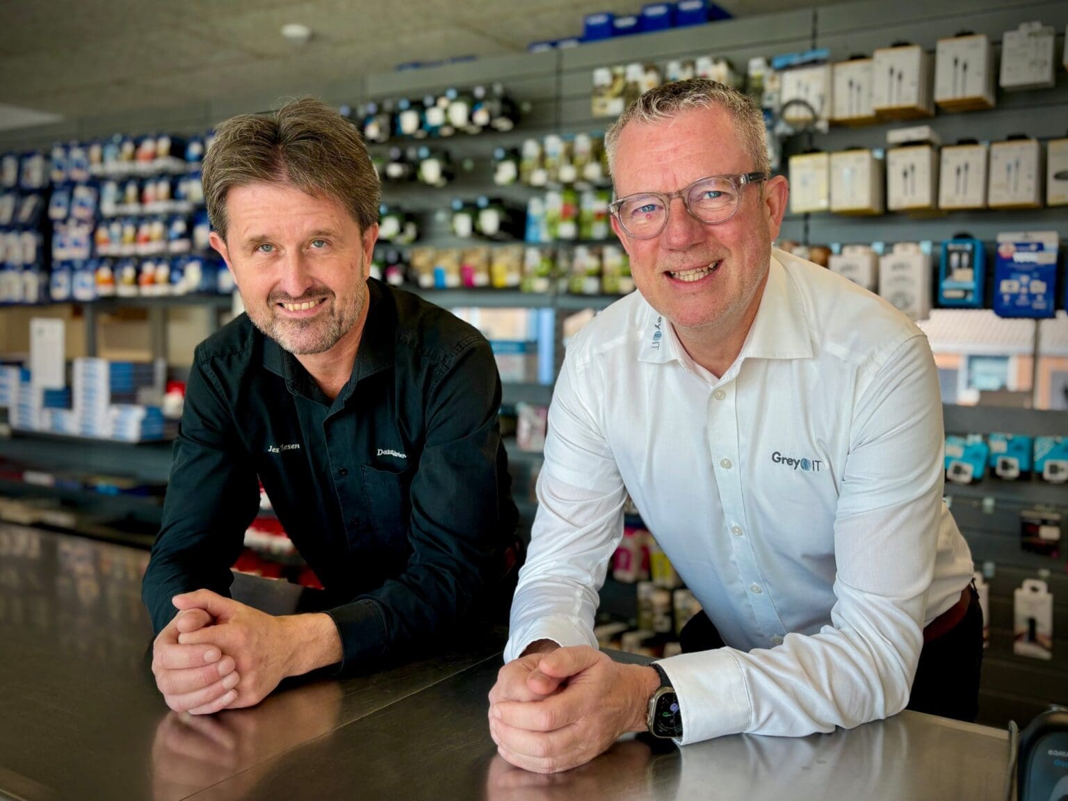 Jes Olesen og John Guldager Ravn i Data Gårdens butik