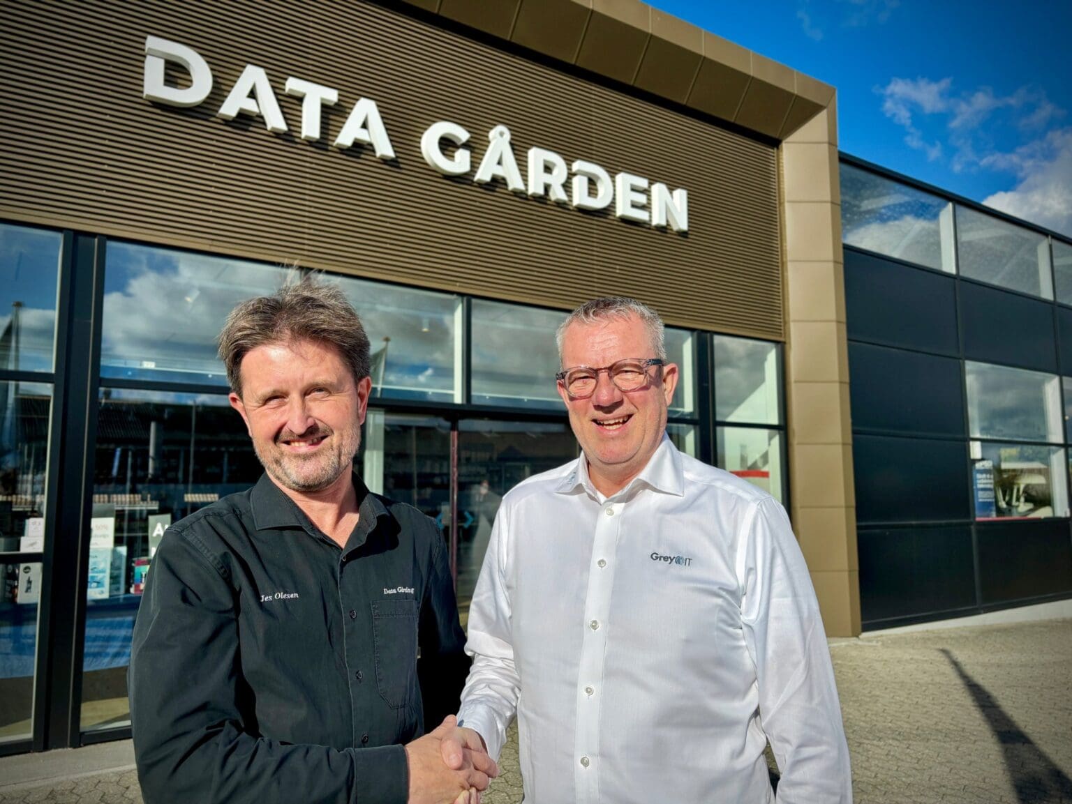 Håndtryk foran Data Gården