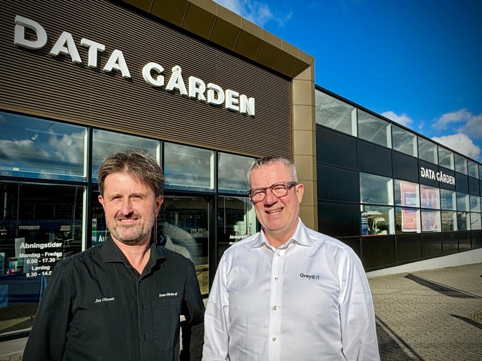 Jes Olesen og John Guldager Ravn foran Data Gården på Sdr. Ringvej 44 i Kolding