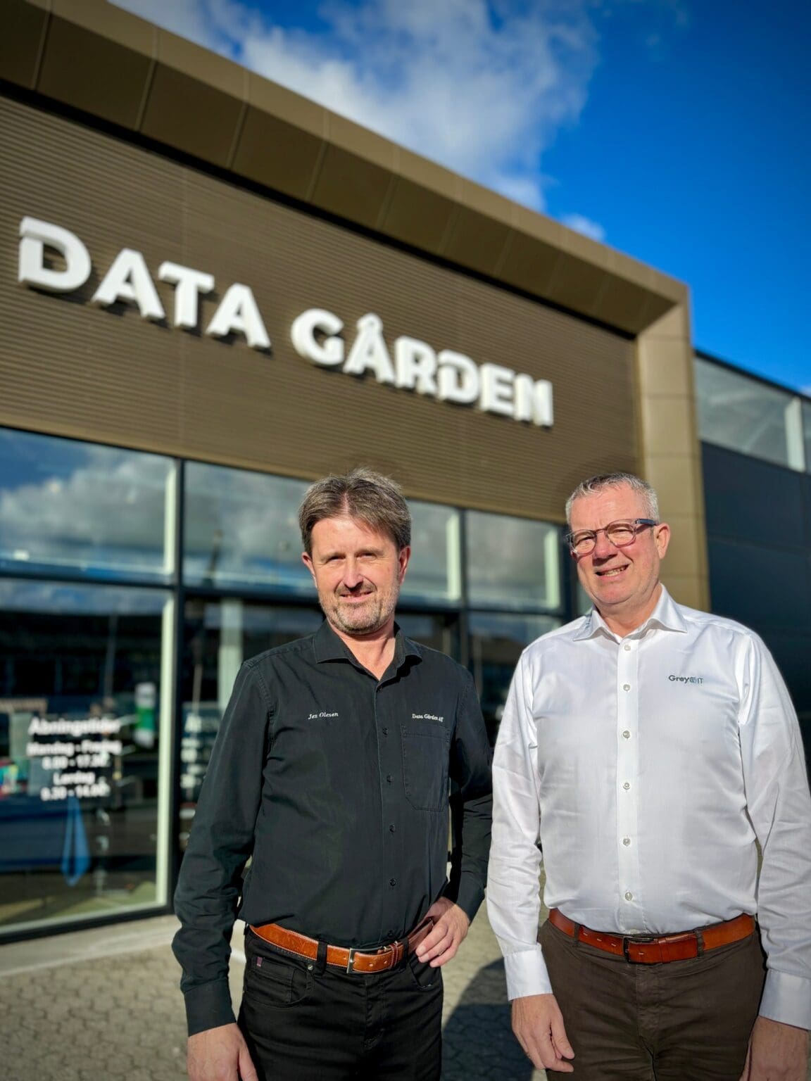 Jes Olesen og John Guldager Ravn foran Data Gården, højformat