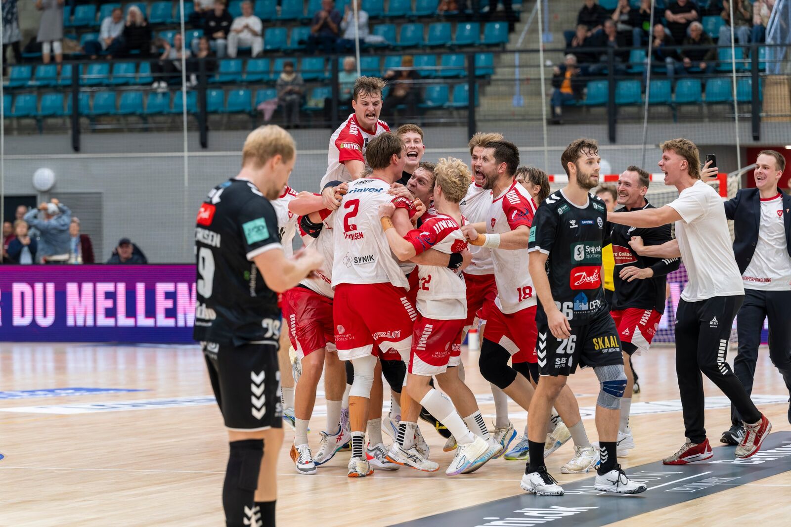 KIF-spillerne fejrer sejren i en klynge på banen