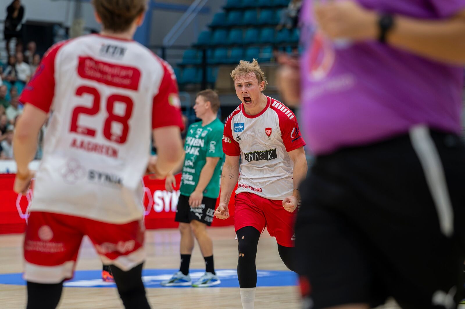 KIF-spiller råber af glæde efter en scoring