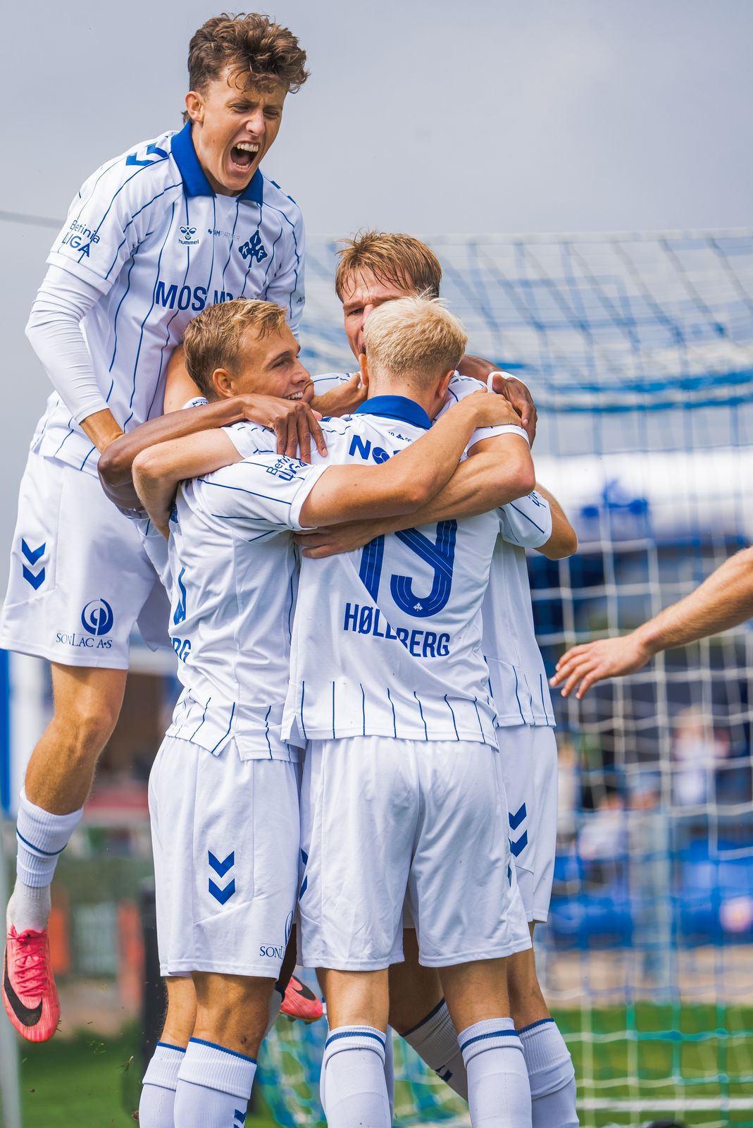 Kolding IF-spillere jubler sammen foran målet