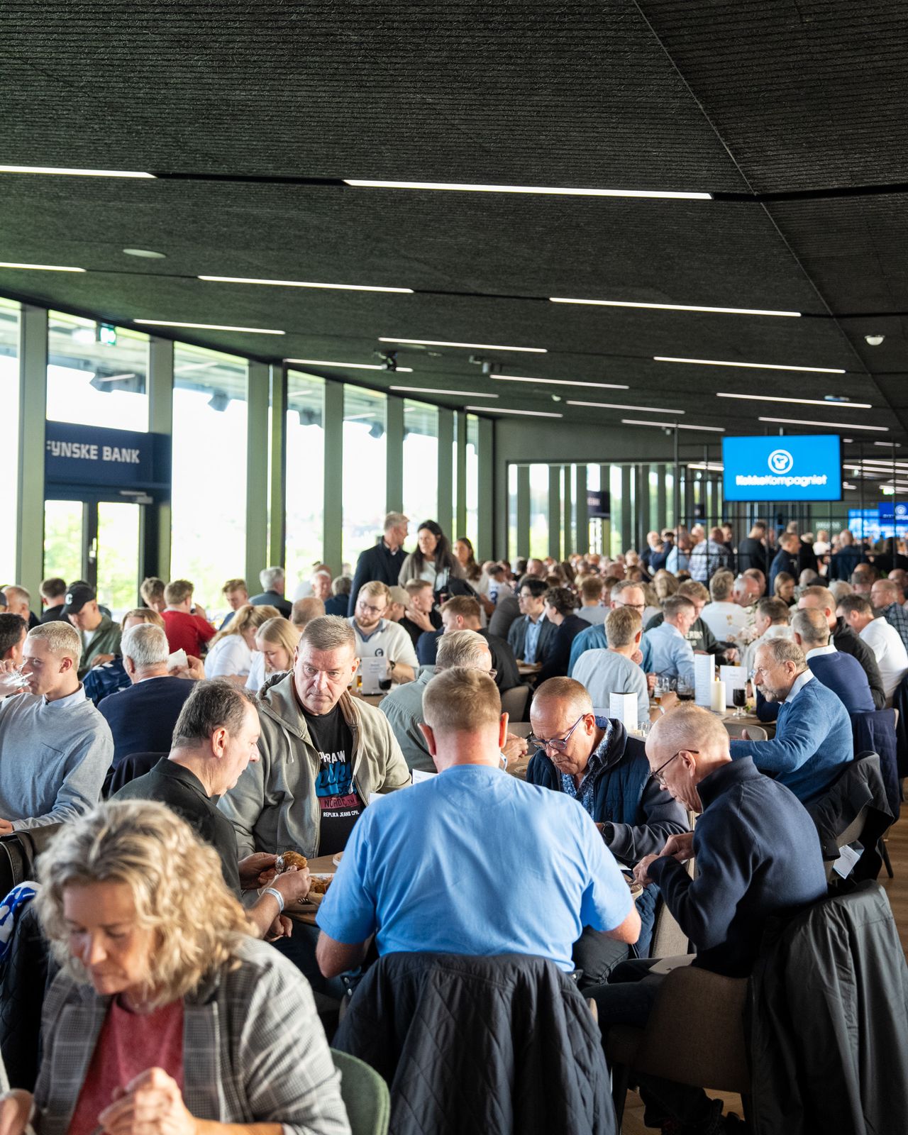 Fyldt lounge med erhvervspartnere på kampdag hos Kolding IF