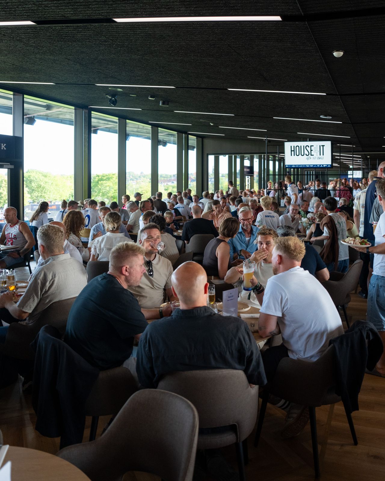 Partnere samlet ved bordene i Kolding IF's lounge