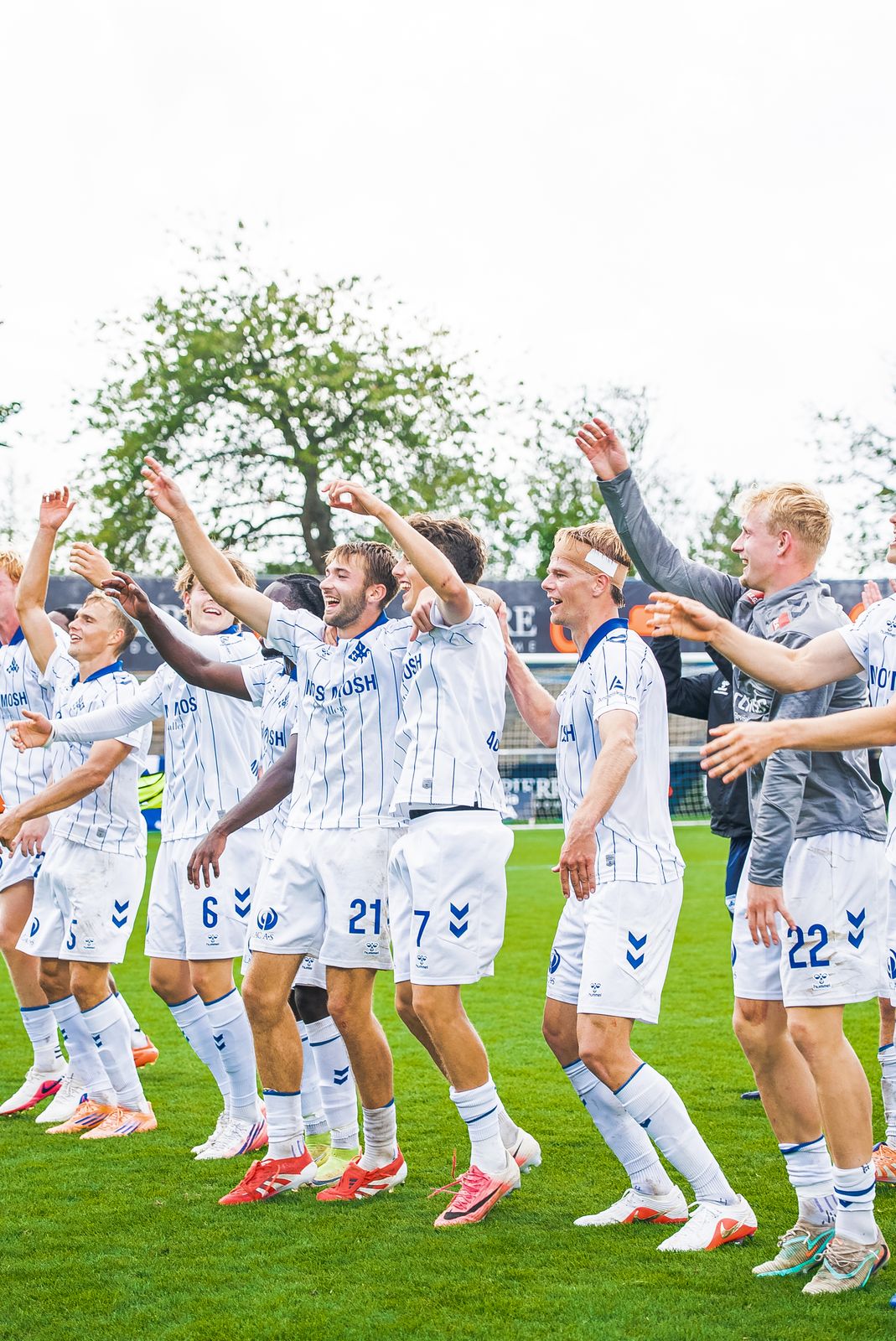 Kolding IF-holdet takker publikum efter kampen