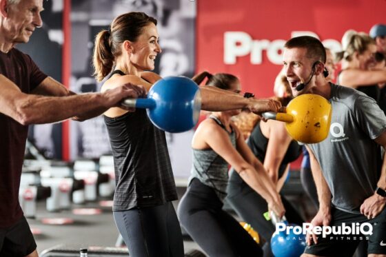 Coach guider holdet i kettlebell-sving hos ProRepubliQ Kolding